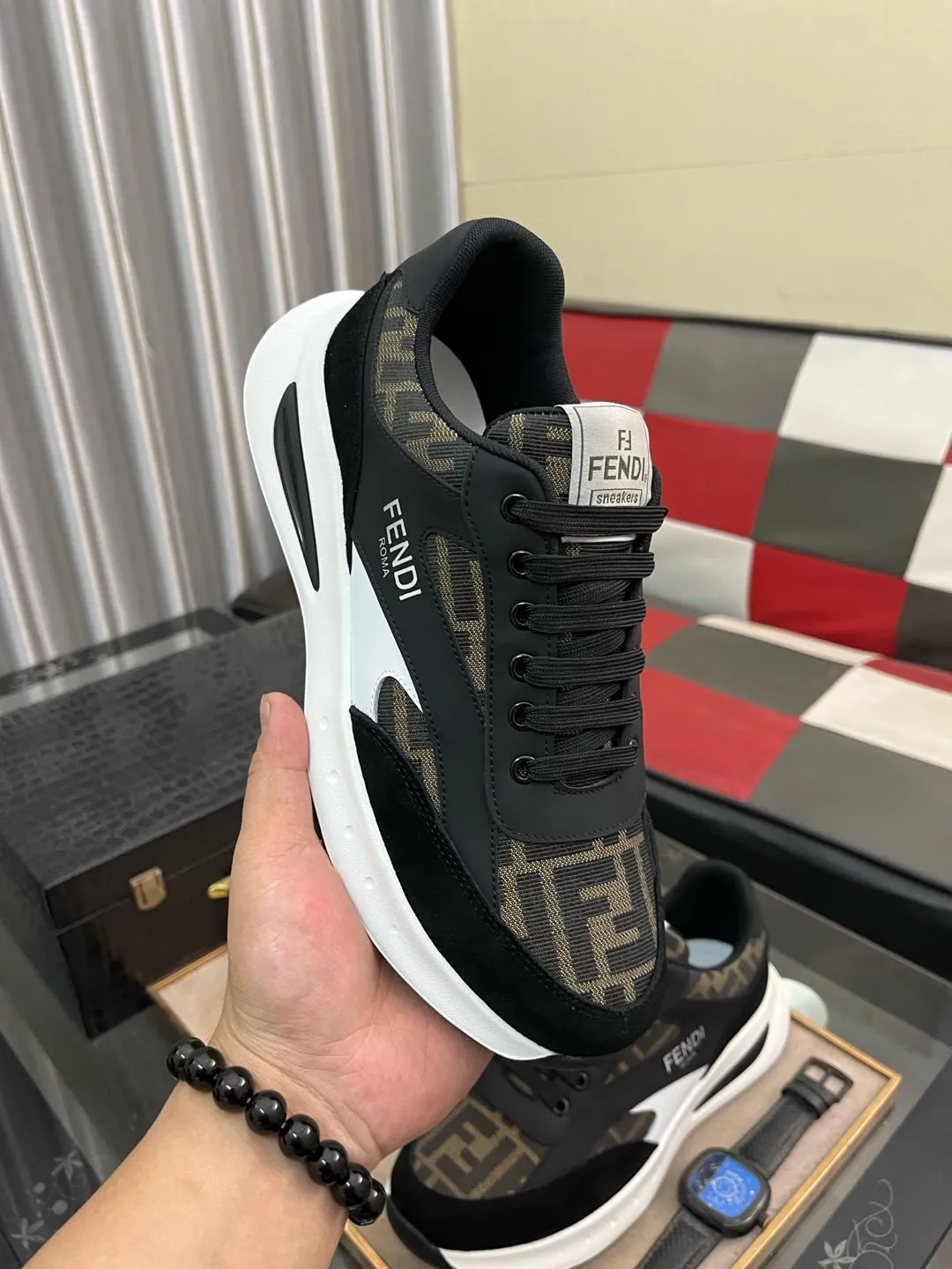 Men's Men's Shoes💰440⌚️⌚️[fendi] Fendi's classic and comfortable men's, this complex sneaker is made of soft calfskin➕genuine leather lining➕original ultra-light rubber material with rough outsole. This unique light style is suitable for the casual and refined sensibility of this season. It is comfortable and natural on the feet. It is an everyday style for casual travel in autumn and winter! 38−443️⃣colors available